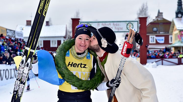 Britta Johansson Norgren vann Vasaloppet 2017. Kransmas Linus Rapp.