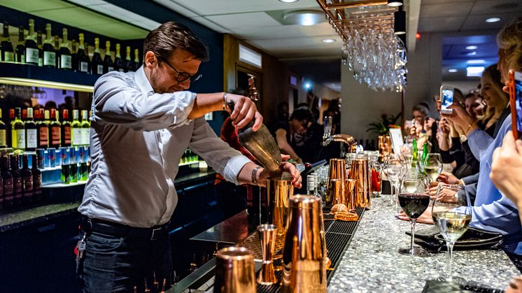 Quality Hotel The Mills hotelldirektör Burim Sumiq utmanade Petter Stordalen i en drinkduell under invigningskvällen.
