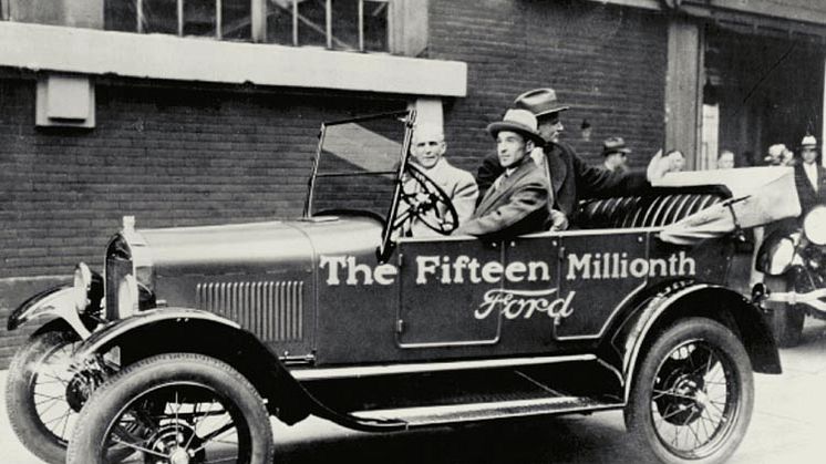 Edsel Ford isänsä Henry Fordin kanssa Fordin T-mallissa