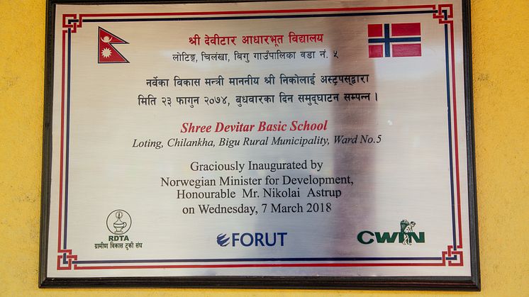 Plakett - Utviklingsminister Nikolai Astrup åpnet Shree Devitar Basic School i Dolakha i Nepal
