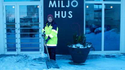 Snö – jobb för Iman Yasin i Backa Röds snöjour