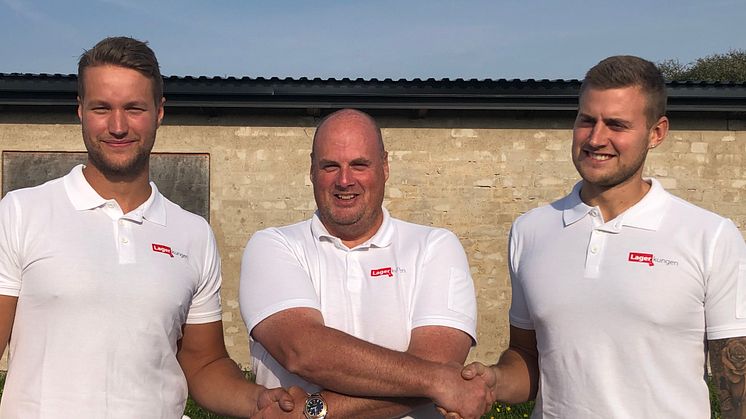 Lagerkungens etableringsansvarige Jörgen Gomander (mitten) flankerad av de nyblivna franchisetagarna Filip Klang (till vänster) och Robin Söderberg (till höger)