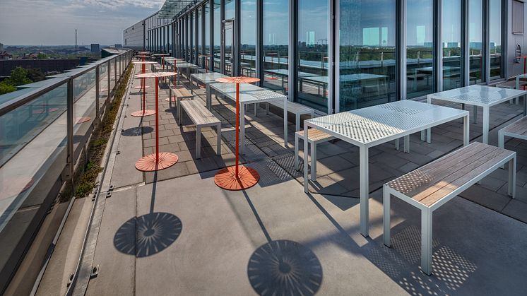 Areal möbelgrupp och Sun bord. Biomedicums terrass.
