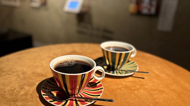 En kopp kaffe på Dansmuseet? Kopparnas design är inspirerad av Einar Nermans balettkostymer från 1920.
