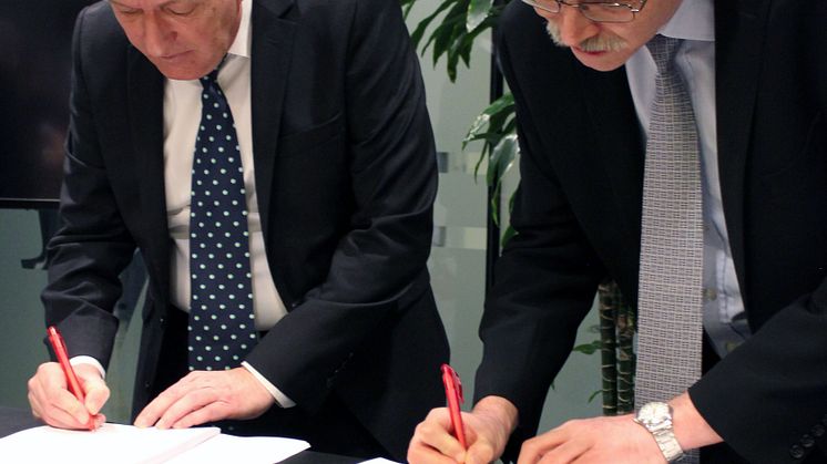 Rektor på DTU Anders Overgaard Bjarklev og Regionsdirektør i Forenede Service Jan Jeppesen underskriver rengøringskontrakten