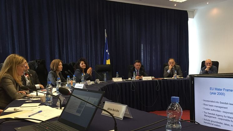Catarina Hedar presenterar Sveriges arbete med vattenförvaltning på miljöministeriet i Pristina.