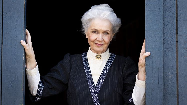 Marika Lindström som Selma Lagerlöf öppnar porten till Berättarladan.