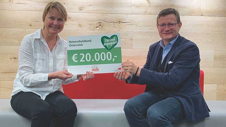 Fressnapf Geschäftsführer Hermann Aigner übergibt die tierisch engagierte Spende von 20.000 Euro an Birgit Mair-Markart, Bundesgeschäftsführerin Naturschutzbund Österreich