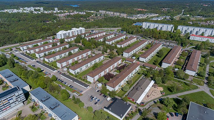 Solhus 5 innebär att 8 av 17 hus på Saffransgatan och Timjansgatan i Norra Gårdsten ska få solceller på taken. 