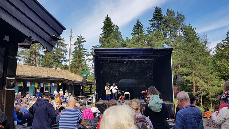 PRISUTDELING: Bildet er fra prisutdelingen av årets ildsjel/unge ildsjel utenfor Liastua. 