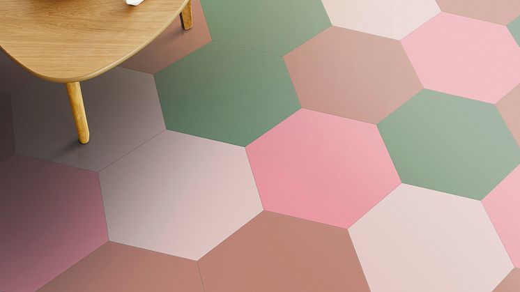 Den  glada färgfesten är en av årets alla trender. Här illustreras den av Mixonomi, ett vinylgolv i många olika färger och geometriska former från Tarkett.