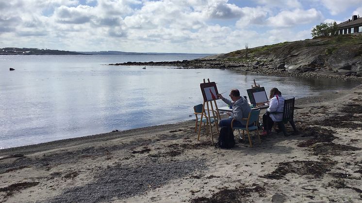 Konstnärer från daglig verksamhet i Kungsbacka målar vid havet