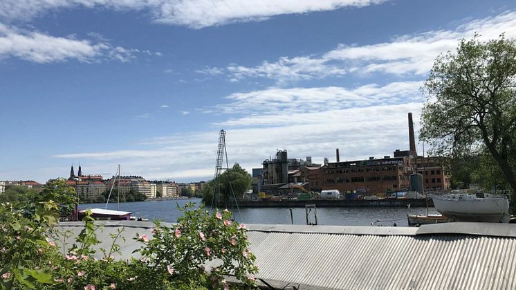 Lövholmen har en rik industrihistoria och hyser flera kulturhistoriskt värdefulla byggnader, t ex konsthallen Färgfabriken i den tidigare Palmcrantzka fabriken. Bild: Nyréns