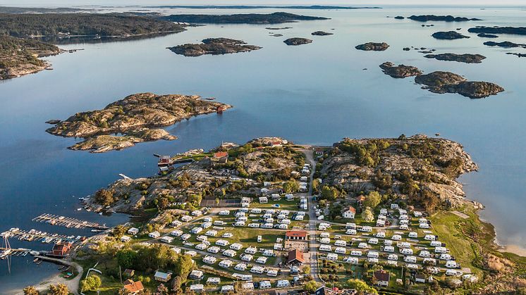 Idyllisk skjærgårdscamping på Lökholmen Camping i Strømstad. Foto: Lökholmen Camping
