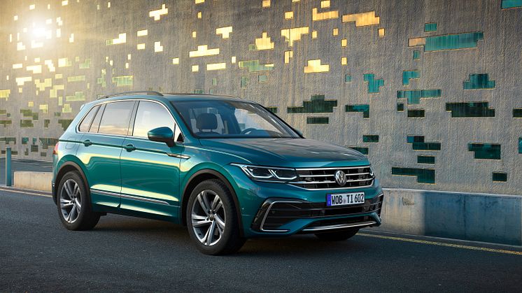 Den nye Tiguan (her vist i R-Line) byder på en omfattende teknologisk og designmæssig opdatering og for første gang en plug-in-hybrid-drivlinje.