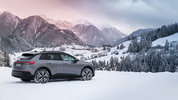Audi Q4 50 e-tron quattro (Tyfongrå)
