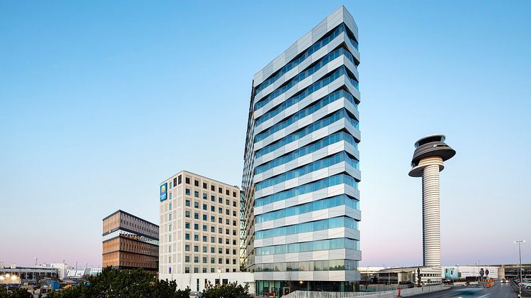 Office One längst till vänster och Comfort Hotel i två byggnader är de senaste nybyggnationerna i raden av satsning som Real Estate gör vid Arlanda. Foto: Tim Meier