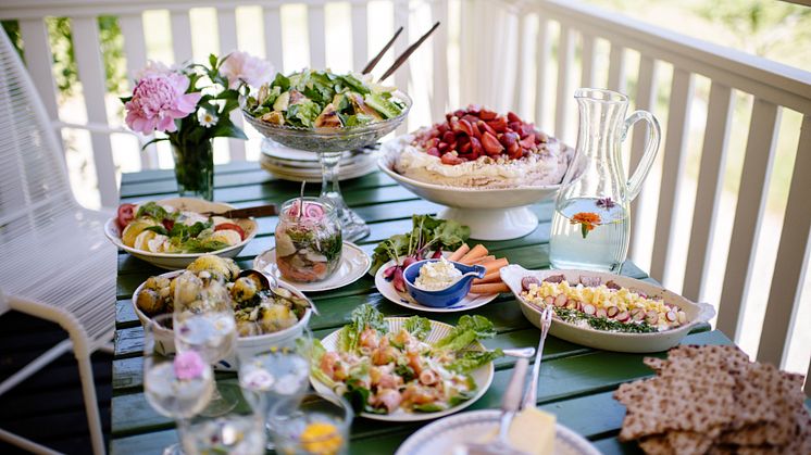 Jordgubbar, sill och färskpotatis till midsommar. Men även krispig sallat med smakrika örter och nyskördat grönt.