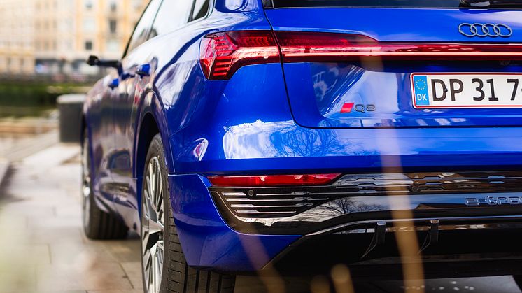 Audi Q8 e-tron (Ultrablå metallak)