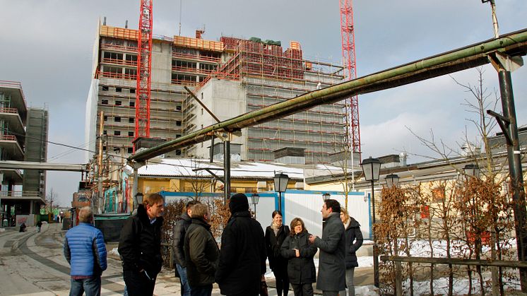 Stadtentwicklung zum Anfassen: Das Bayernwerk versorgt alle Gebäude im Werksviertel-Mitte in München mit Energie. Franz Völkl (r.) präsentiert das Projekt.