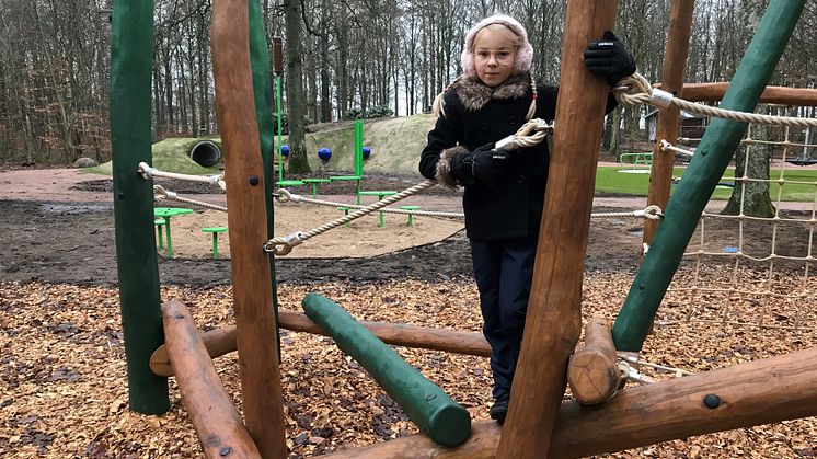 Nu har nya Sagoängen öppnat! Lily Björk var en av de första barnen som provade lekutrustningen. 