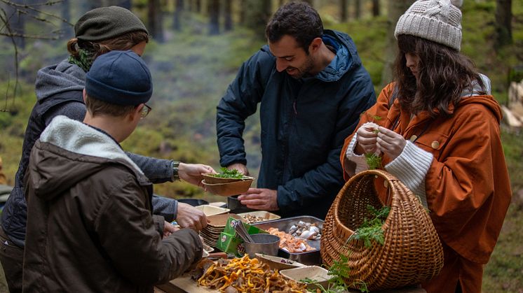 The+Edible+Country_Cooking+together.+Photo+by+August+Dellert