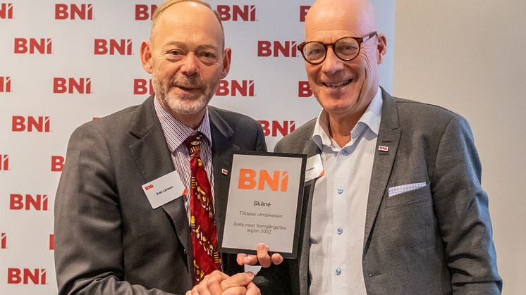 Sven Larsson, regionansvarig i Skåne, tar emot utmärkelsen från Gunnar Selheden, grundare av BNI Sverige. Fotograf: Johan Arnmarker.