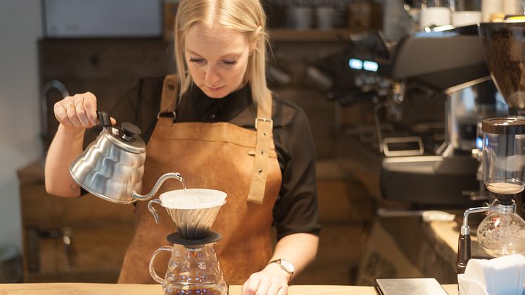"Man bør gøre noget ekstra ud af kaffen i juledagene - ligesom man gør med maden og pakkerne", siger barista og daglig leder af Kaffehuset Vejerboden i Kolding, Mette Thisgaard.  (Foto: Mikkel Yesin Johansen)
