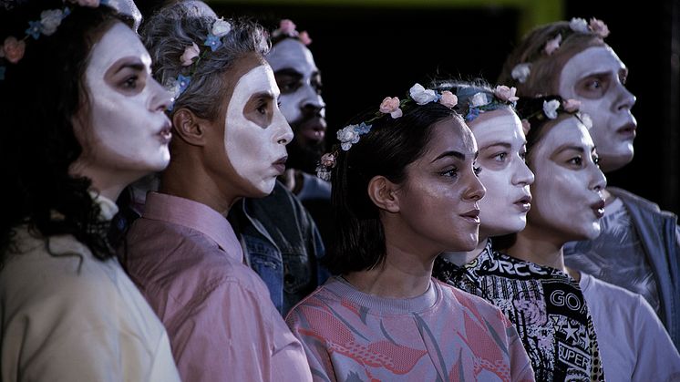 Unga Klaras skådespelare Bianca Traum, Maria Salah, David Nzinga, Nina Rashid, Rita Lemivaara, Lisette T. Pagler och Klas Lagerlunda I föreställningen “X”. Foto: Marguerite Seger