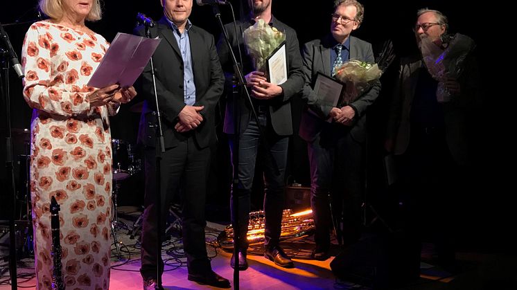 Hovedvinner Thomas Eeg, i tillegg til Nils Buchholtz, Helmer Aslaksen og Arild Aambø fikk overrakt diplom og blomster av forlagssjef  Birgit Skaldehaug 