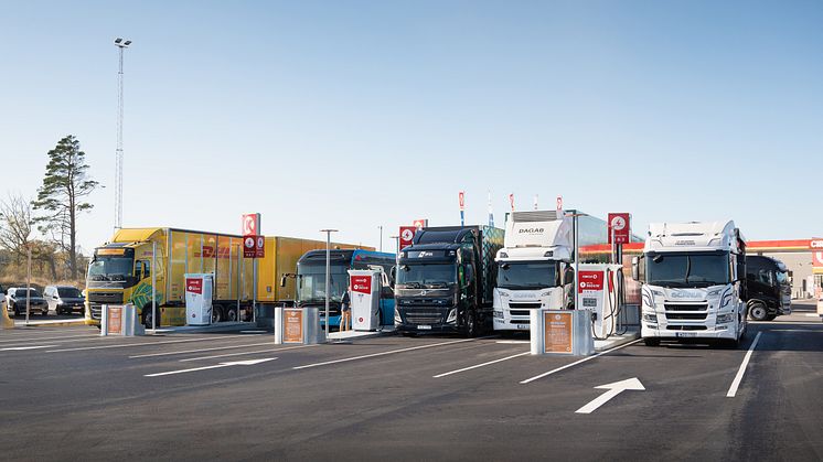 During the opening ceremony, four heavy electric trucks and an electric bus took the opportunity to charge their batteries simultaniously at the new station.