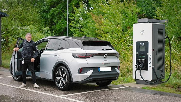 Schneider Electrics första DC-laddare i Sverige till Värmdö kommun