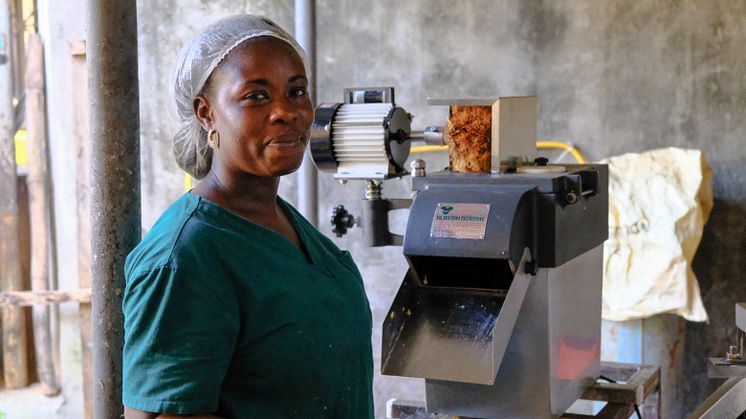 Mohizi är en småskalig, kvinnoledd producent av matbananchips i Elfenbenskusten som har kunnat formalisera och utveckla sin verksamhet med hjälp av lån och stöd från COFINA. Foto: Axel Hallgren/Swedfund