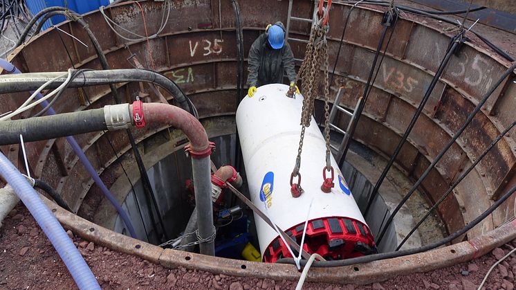 Der Bohrkopf wird in den 6 Meter tiefen Startschacht hinuntergelassen. Foto: SH Netz