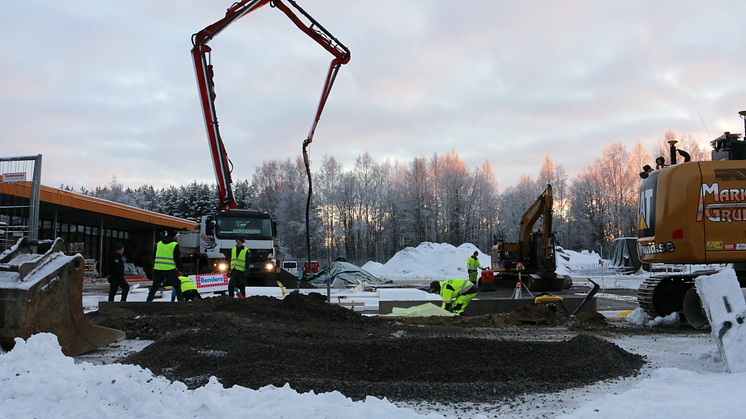 Arbetet med en ny maskinhall för produktutveckling har startat.
