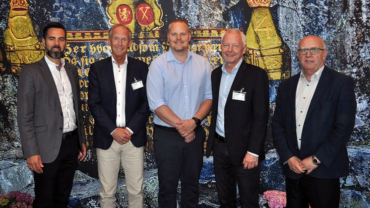 Fornøyde representanter fra Canon  og Kongsberg Gruppen