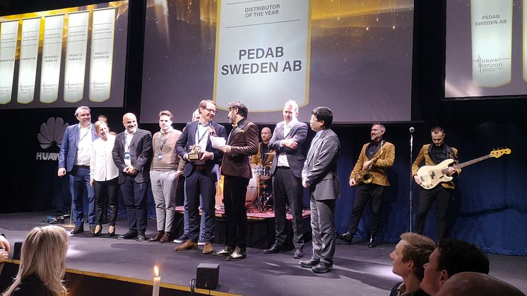 Pedab från Borås tar emot Huaweis partnerpris Gulddraken 2020 i kategorin Nordic Distributor of the Year. (Foto: Anna Idbrant/Huawei)