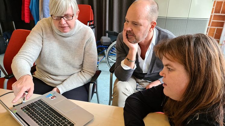 Robert Öberg med elever på kursen Anpassad IT på Mora folkhögskola.