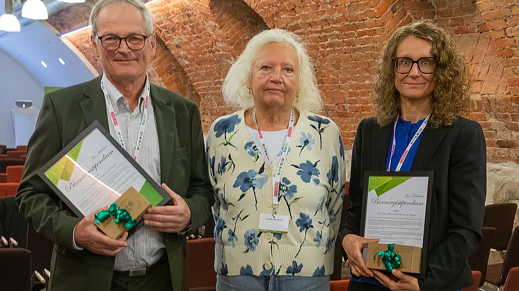 Jan Häckners dotter Cecilia Häckner lämnade över priset  till Mia Iwarsson Wide och Rolf Björheden i samband med Svebios årsmöte den 24 april i Stockholm. Foto: Alan Sherrard.