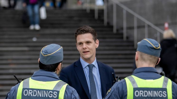 Moderaterna: Fler ordningsvakter och terrorhinder inför julhandeln 