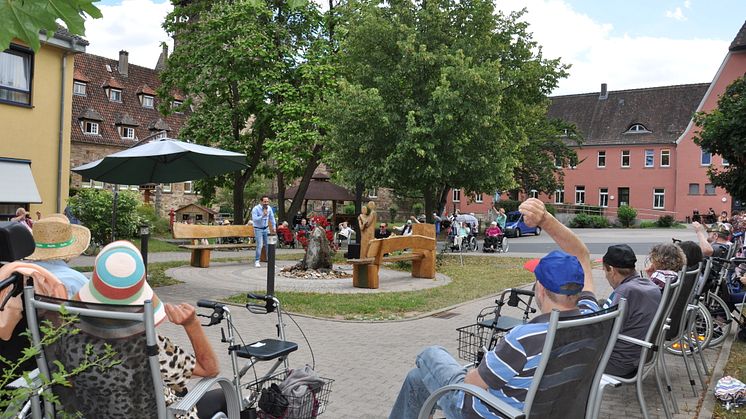 Stimmung im Schlosshof: Der Schlagersänger Michele Joy gab ein Konzert für die Bewohner der Pflegeheime im Margot-von-Schutzbar-Stift der Hephata Diakonie in Herleshausen-Wommen.