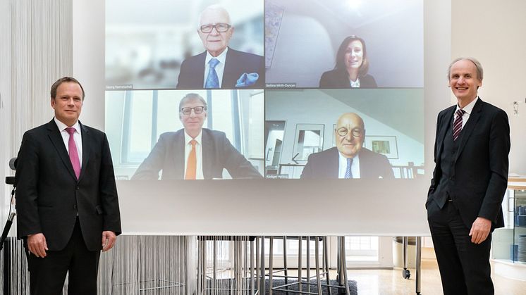 The virtual signing of the funding agreement: In the front Prof. Lothar Schmidt, Dean of the Faculty of Civil Engineering (left), Prof. Dr. Martin Leitner, President of the Munich University of Applied Sciences (right). Photo credits: Johanna Weber
