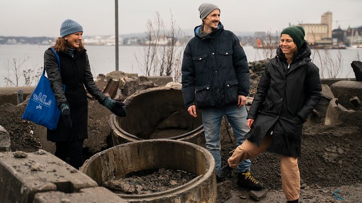 Bærekraftsjef i HAV Eiendom Marie Indrelid Winsvold (t.v) på Grønlikaia sammen med plansjef Amund Schweder og Cecilia Carlsson, arkitekt og partner i Rodeo arkitekter til høyre. Foto: Leikny Havik Skjærseth, HAV Eiendom