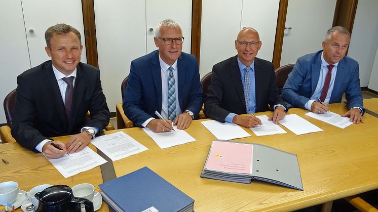 Regionale Kooperation: Bernd Göttlicher, Leiter Kommunalmanagement Franken, Bürgermeister Herbert Jakob, Kommunalbetreuer Günter Jira und Thomas Merker, Geschäftsführer gasuf (v.l.), bei der Gründung der neuen Energienetze Großostheim GmbH.