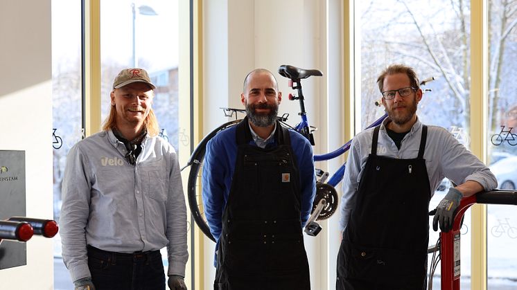 Wallenstams gratis cykelservice för bostadshyresgäster i Kallebäcks Terrasser genomförs i samarbete med GoVelo, från vänster Viktor Moen, Jesper Giuliano och Daniel Johansson.
