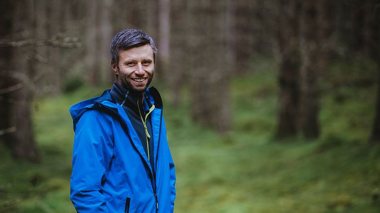 Pontus Sjöholm är kökschef på Asa Herrgård och nu även certifierad naturguide genom Naturturismföretagen. Något som passar väl in när han tar grupper med till skogen för att plocka vad naturen ger och laga mat över öppen eld. 