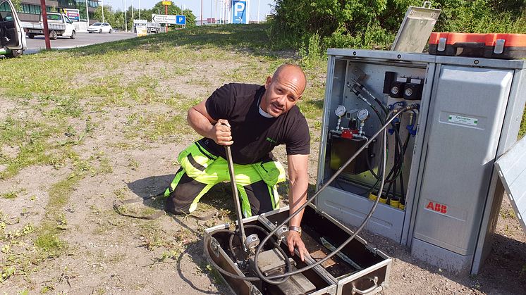 Tomás Brito Casero är ute på ett av sina praktikpass. Här öppnar han en ventil i vårt fjärrvärmenät med hjälp av en hydraulpump.