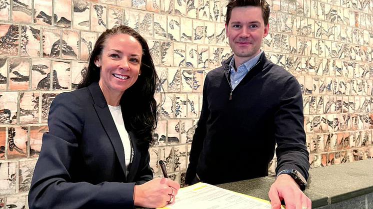 Ine Dolve, SVP of Operations & Asset Development at Aker BP signing the contract with Jarle Skrebergene, CEO of Aize.