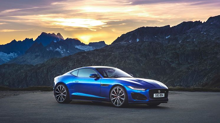 Jag_F-TYPE_R_21MY_Velocity_Blue_Reveal_Switzerland_02.12.19_03