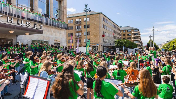 Side-by-Side-2022-deltagare spelar på Götaplatsen-FotoFrancisLöfvenholm